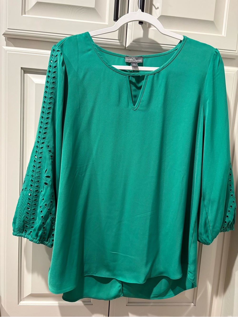 Market and Spruce, size large, EUC